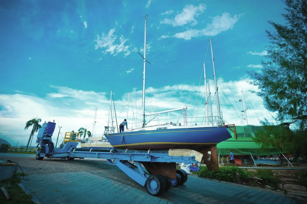Sailing yacht on the KMI Sea-Lift hydraulic trailer
